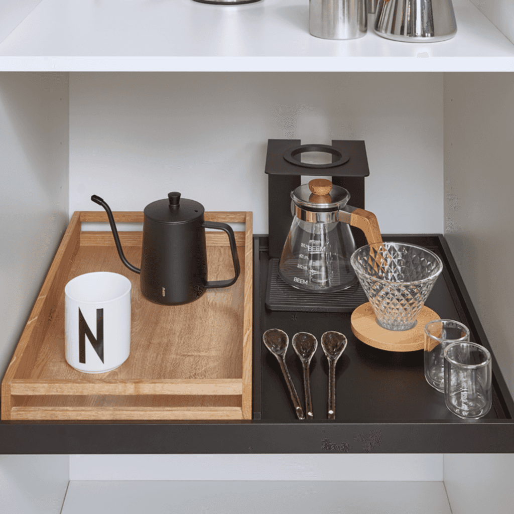 Designboden Taro mit Tablett
und Glasablage
