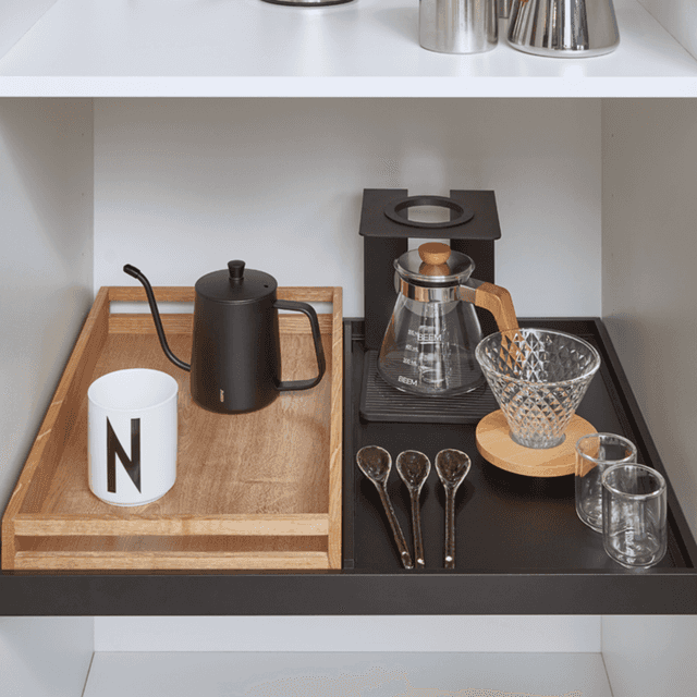Designboden Taro mit Tablett
und Glasablage