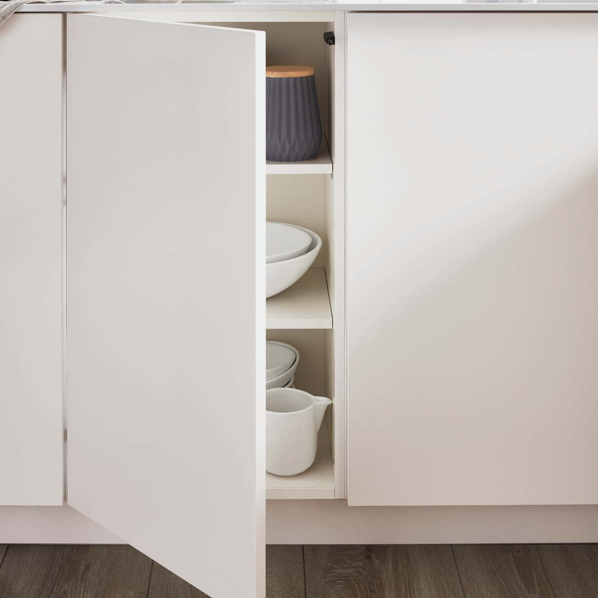 Nobilia Türenschrank mit mechanischer Öffnungsunterstützung