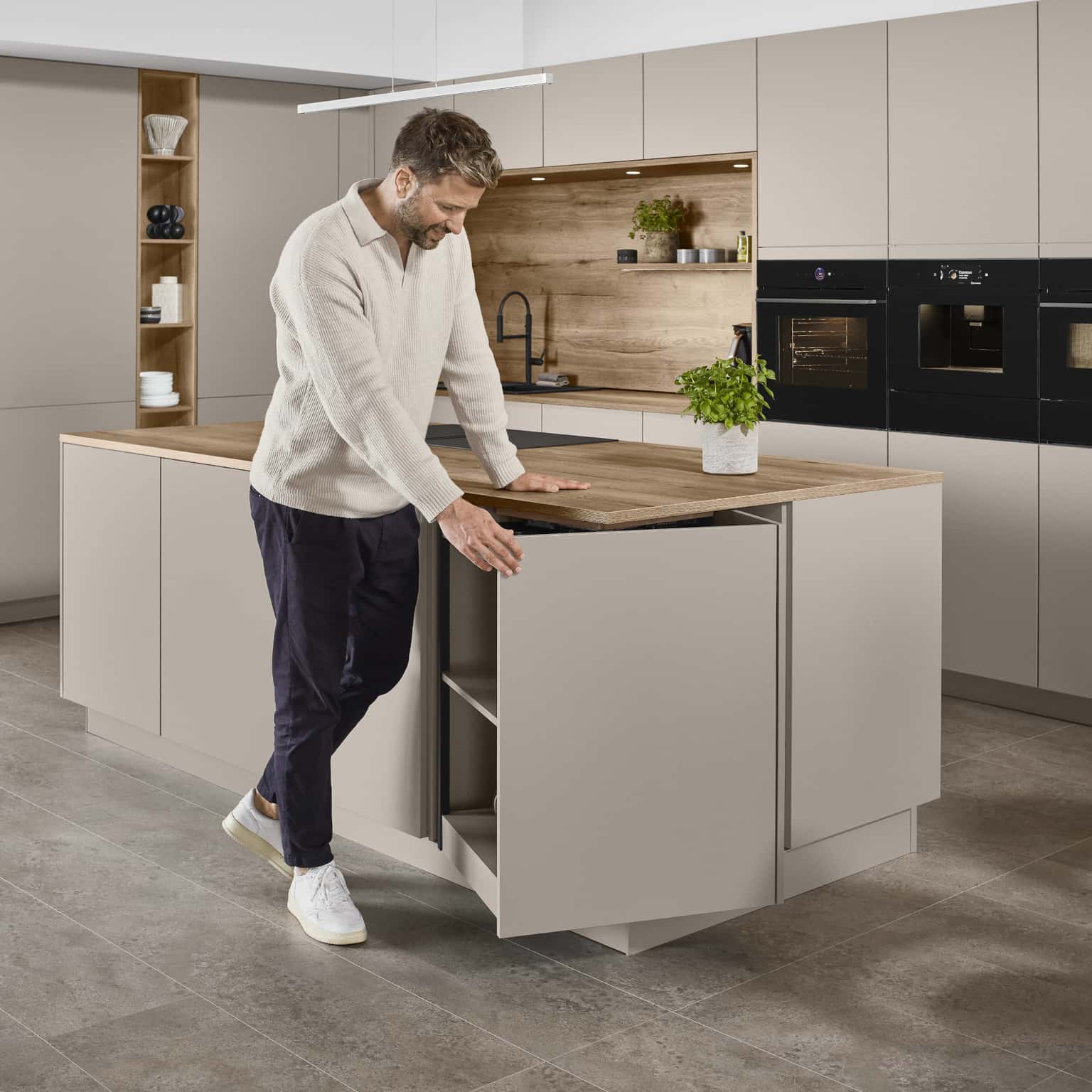 Nobilia Furn Spin BA 66 mit Person - 31239_25_Senso_483_P.jpeg